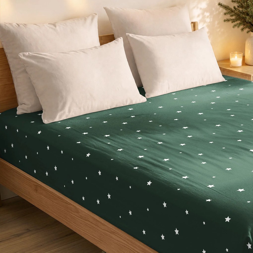 Goldea karácsonyi pamut gumis lepedő - csillagok sötétzöldön 120 x 200 cm