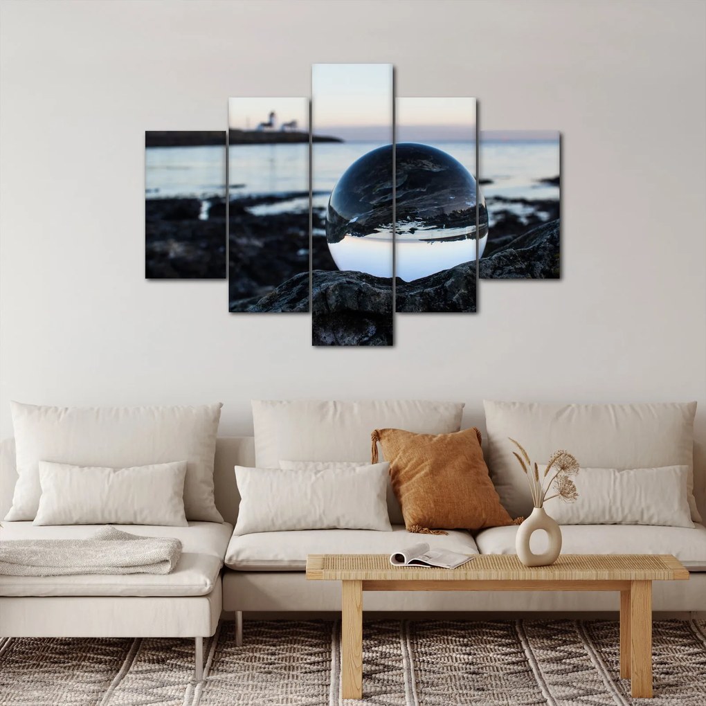 Egy üveggömb képe a sziklán (150x105 cm)
