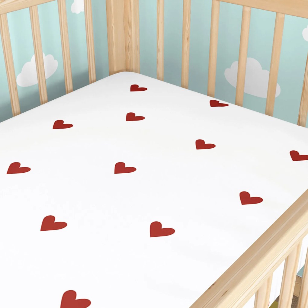 Goldea gyermek körgumis pamut lepedő kiságyba - piros szívecskék, fehér alapon 70 x 140 cm