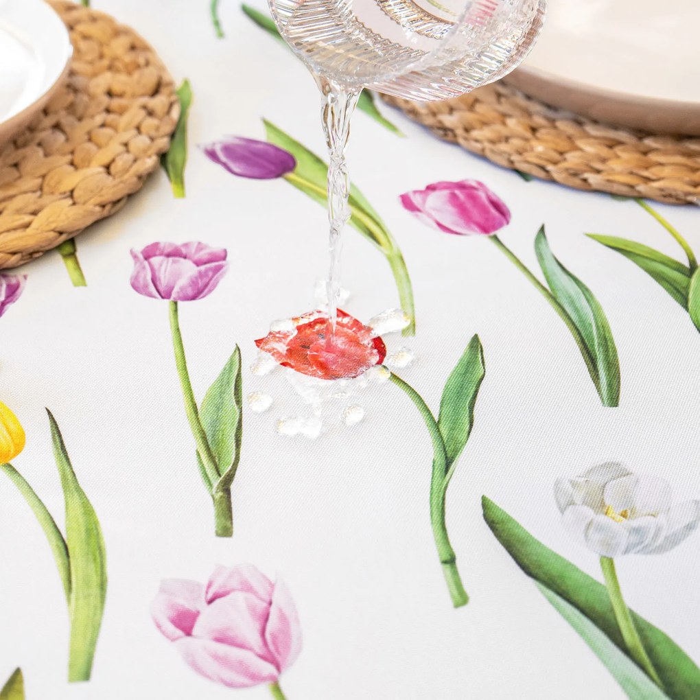 Goldea szögletes teflonos asztalterítő - színes tulipánok 120 x 120 cm