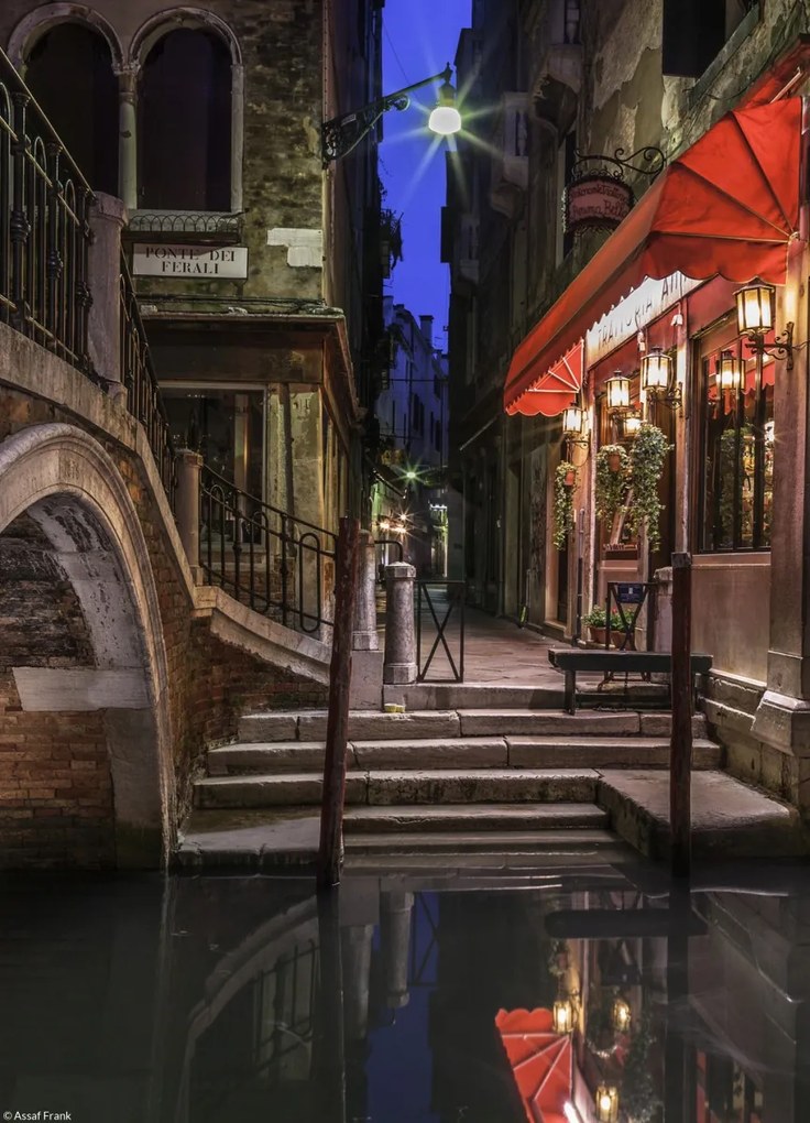 Poszter 20,5x28,4cm Éjszakai felvétel egy kávézóról egy keskeny csatornánál, Assaf Frank