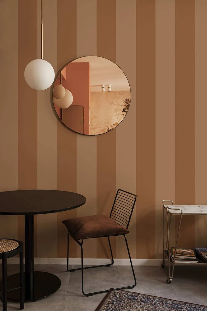 Holden Decor Wanderlust Cordelia Stripe mogyoróbarna csíkos vlies tapéta – 92100