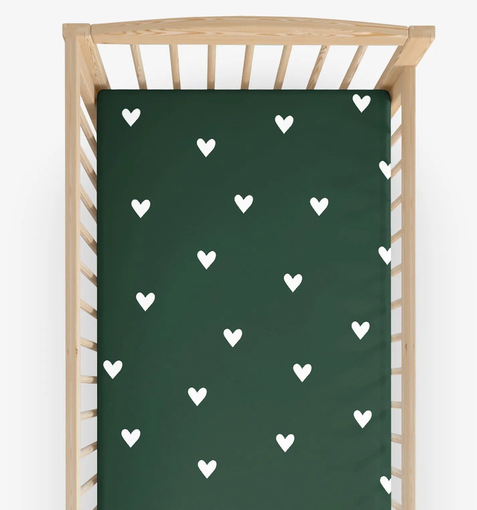 Goldea gyermek gumis pamut lepedő kiságyba - szívecskék, sötétzöld alapon 60 x 120 cm