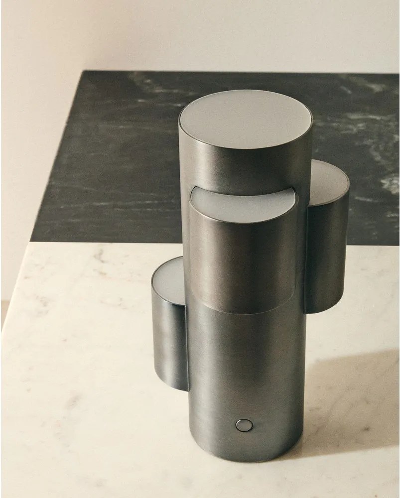 Fekete fém LED dimmelhető asztali lámpa (magasság 26,5 cm) Adrina – Kave Home