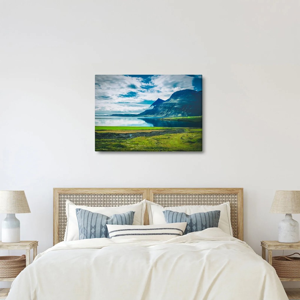 Egy tó hegyekkel képe (70x50 cm)