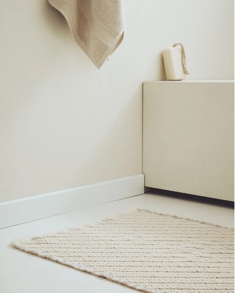 Bézs fürdőszobai kilépő 50x70 cm Janu – Kave Home