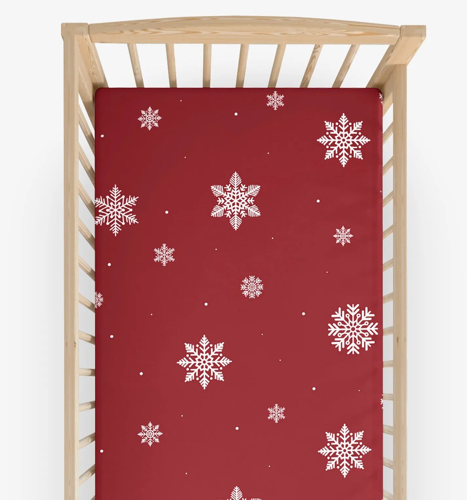 Goldea gyermek gumis pamut lepedő kiságyba - hópelyhek piros alapon 60 x 120 cm