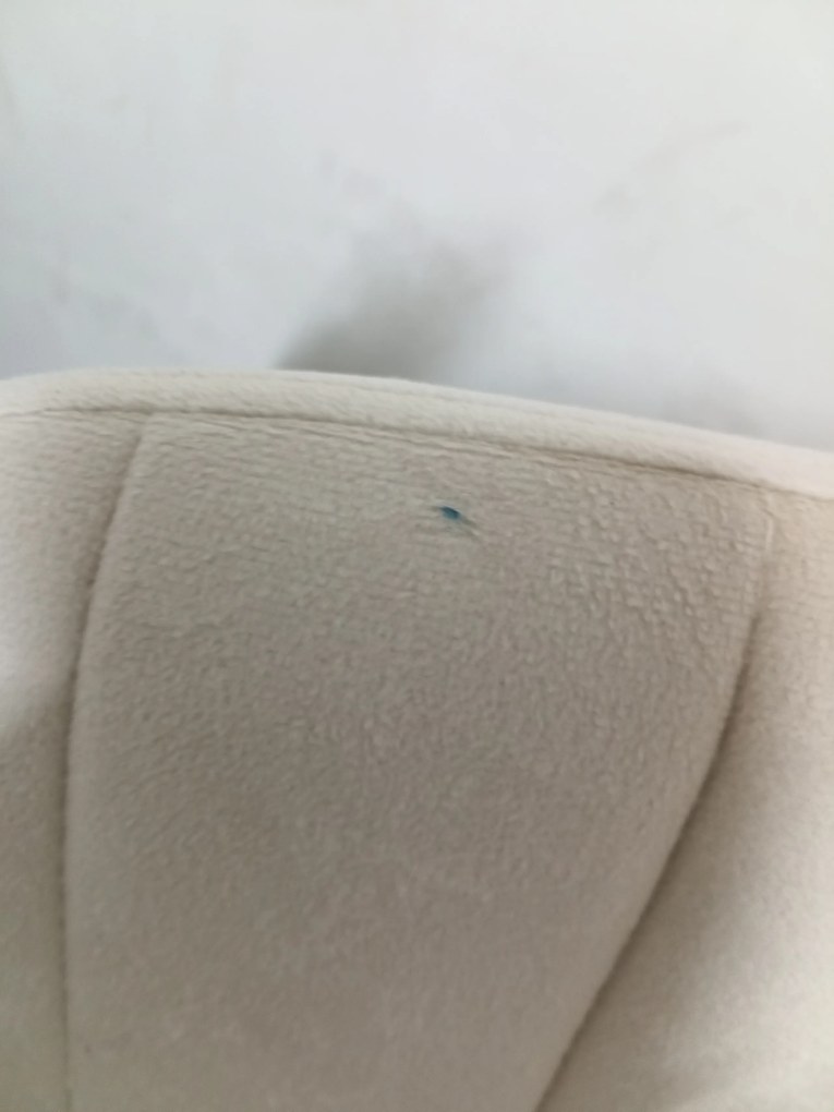 AKCIÓ Bézs bársonyos szék LAVA fekete lábakkal II. osztály