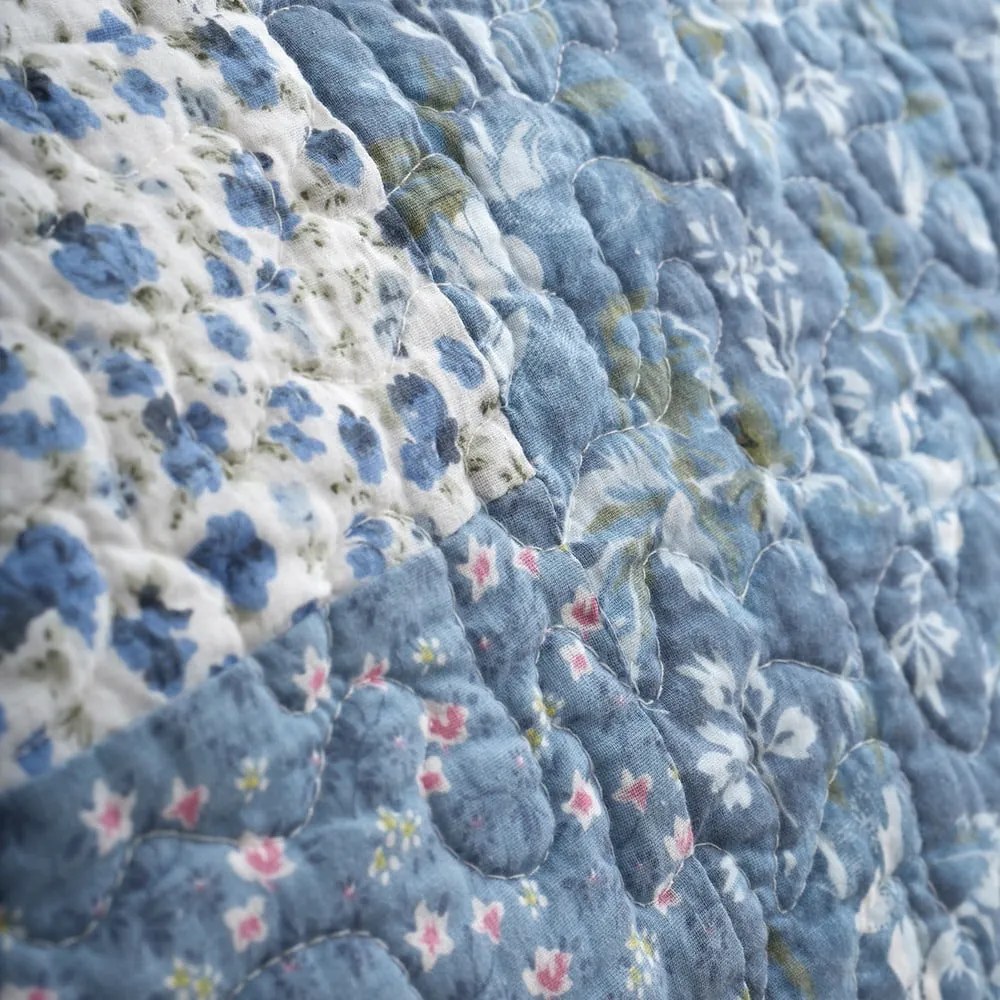 Kék pamut steppelt ágytakaró 220x230 cm Floral Patchwork – Bianca