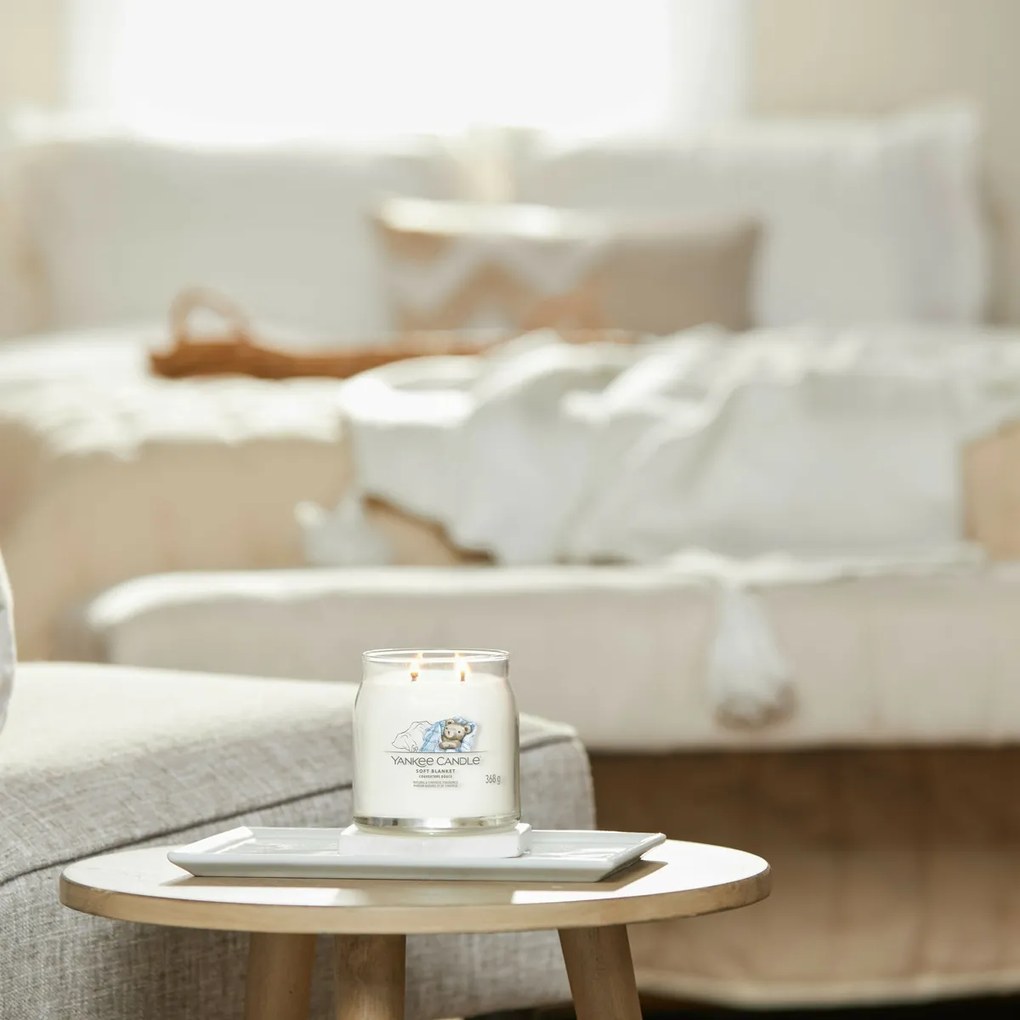 Yankee Candle Signature Soft Blanket illatgyertya, közepes méretű, 368 g