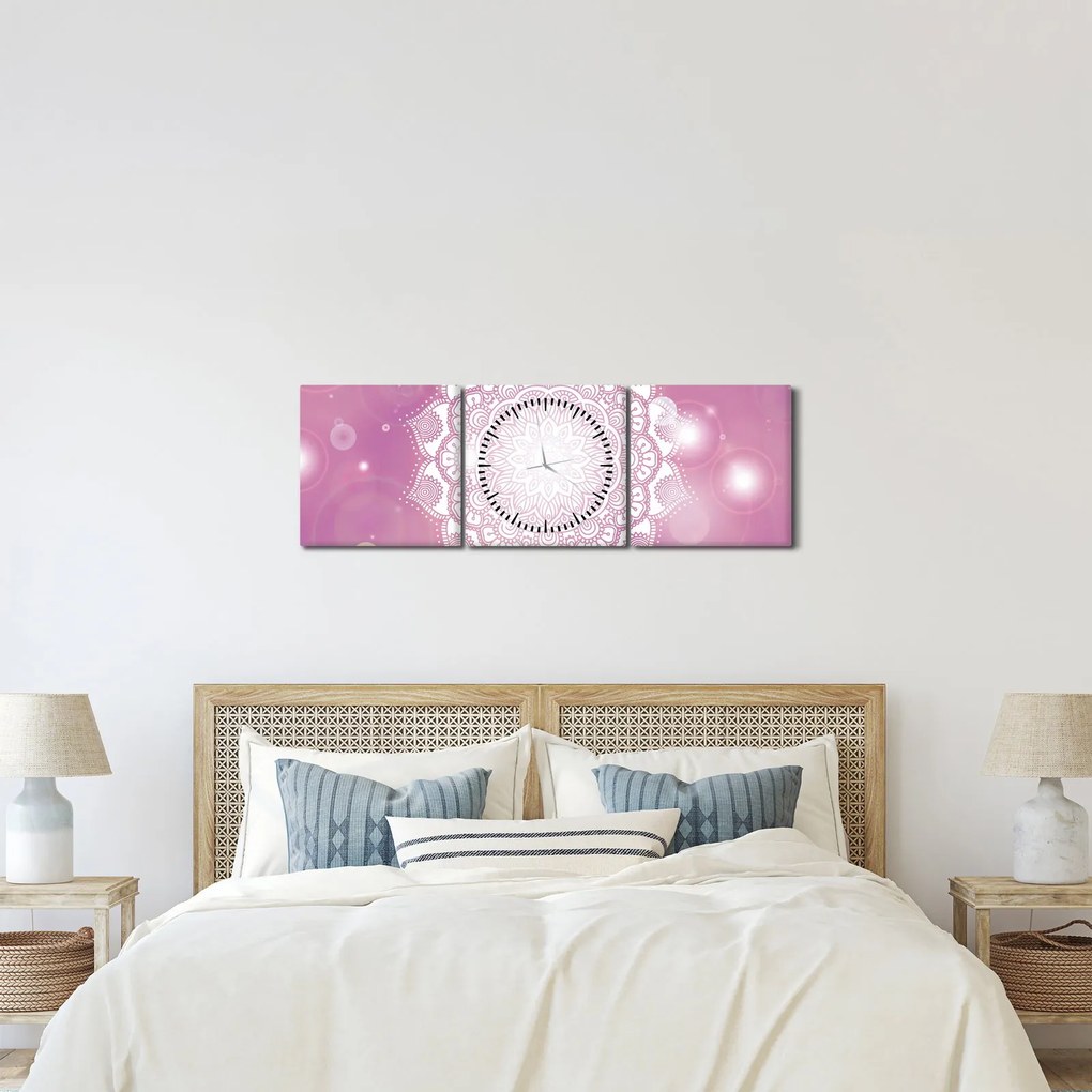 Egy mandala képe rózsaszín háttérrel (órával) (90x30 cm)
