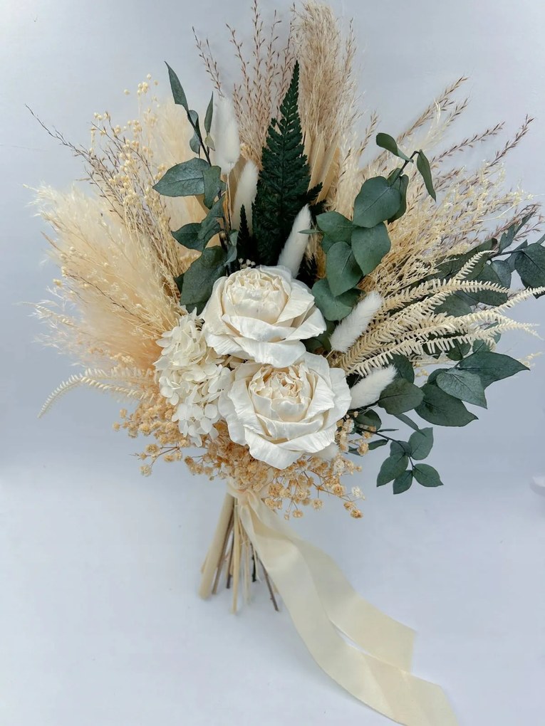 Menyasszonyi csokor szárított virágokból és fűfélékből