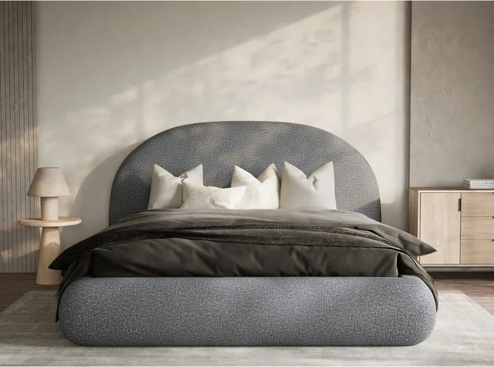 Szürke kárpitozott ágyneműtartós franciaágy ágyráccsal 140x200 cm Maumere – Maison de Rêve