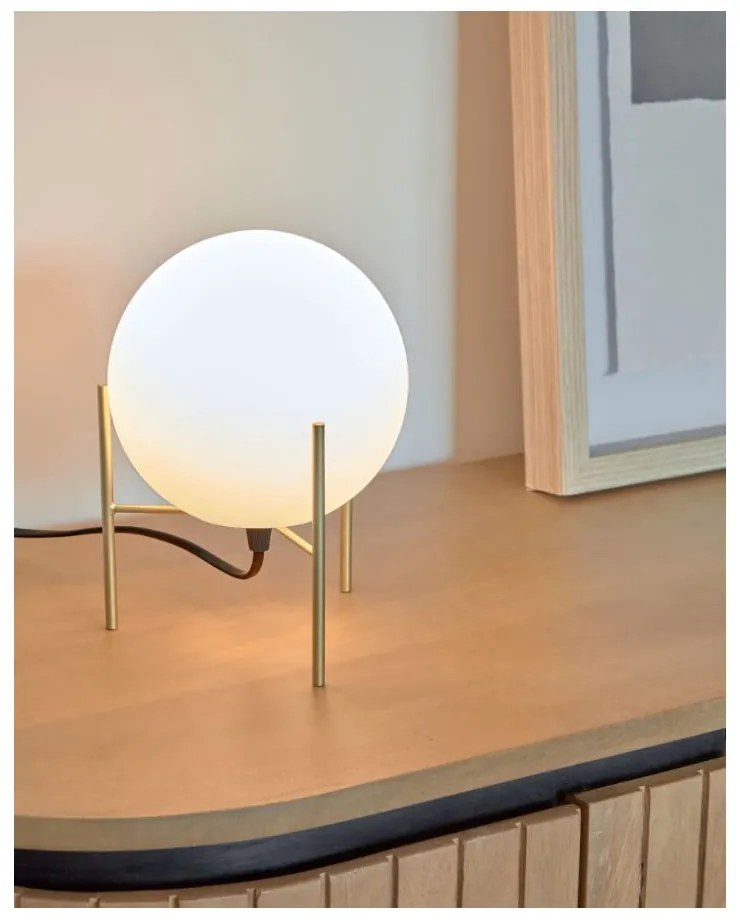 Fehér-aranyszínű asztali lámpa üveg búrával (magasság 22 cm) Seina – Kave Home