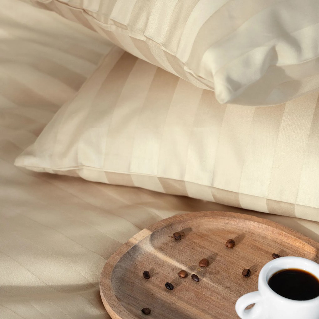 Goldea damaszt párnahuzat - arany csíkos 45 x 45 cm