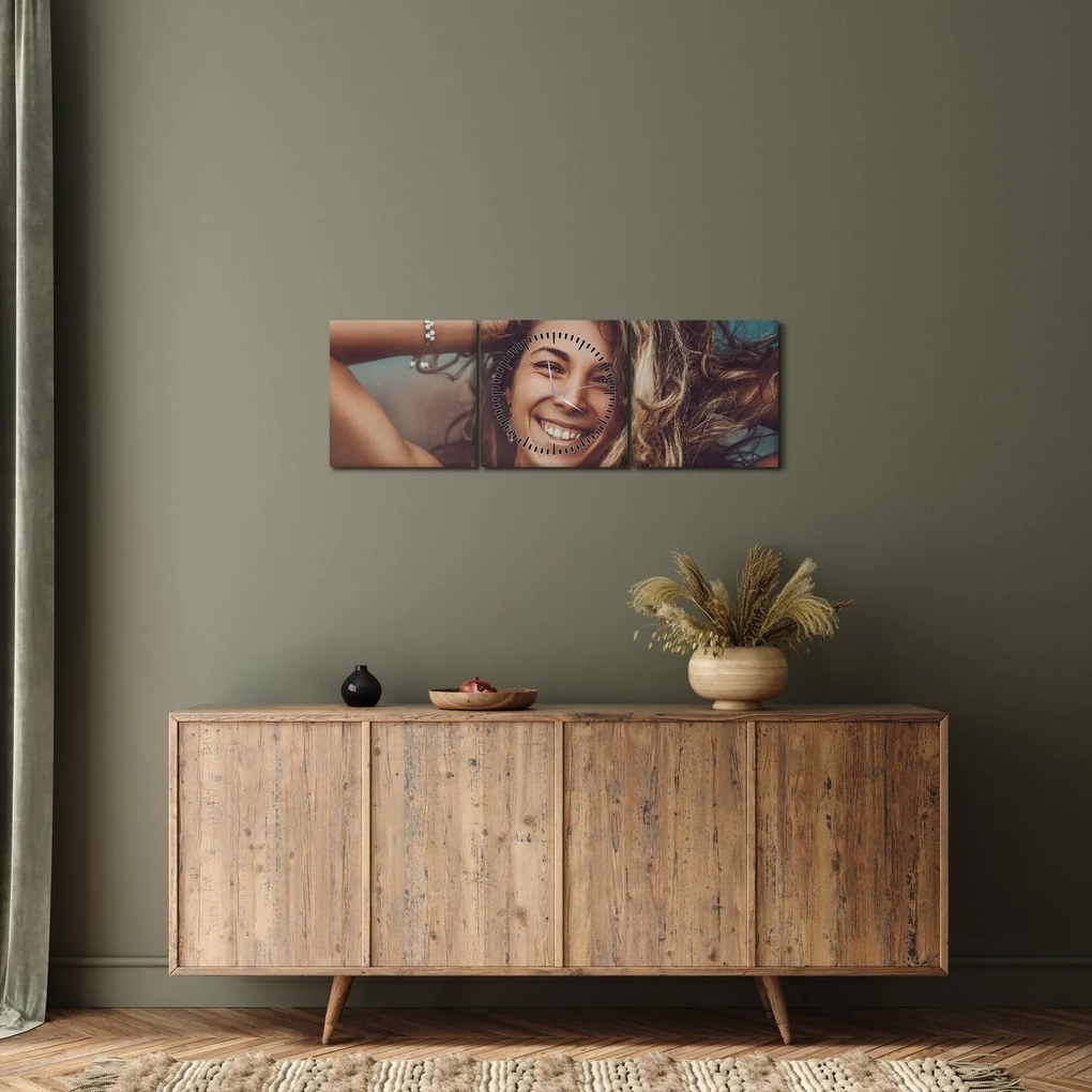 Kép - egy fiatal nő portréja (órával) (90x30 cm)