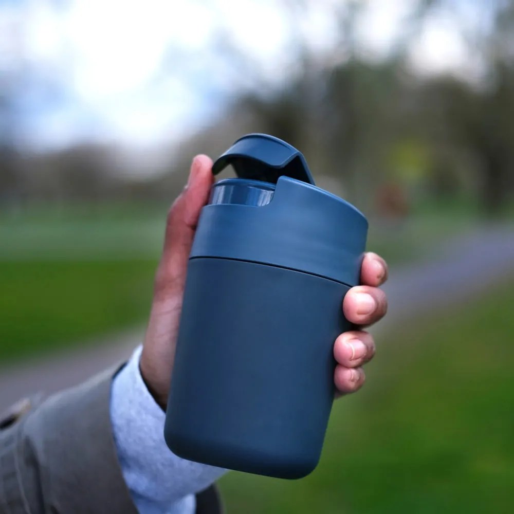 Sötétkék utazóbögre 340 ml Sipp – Joseph Joseph
