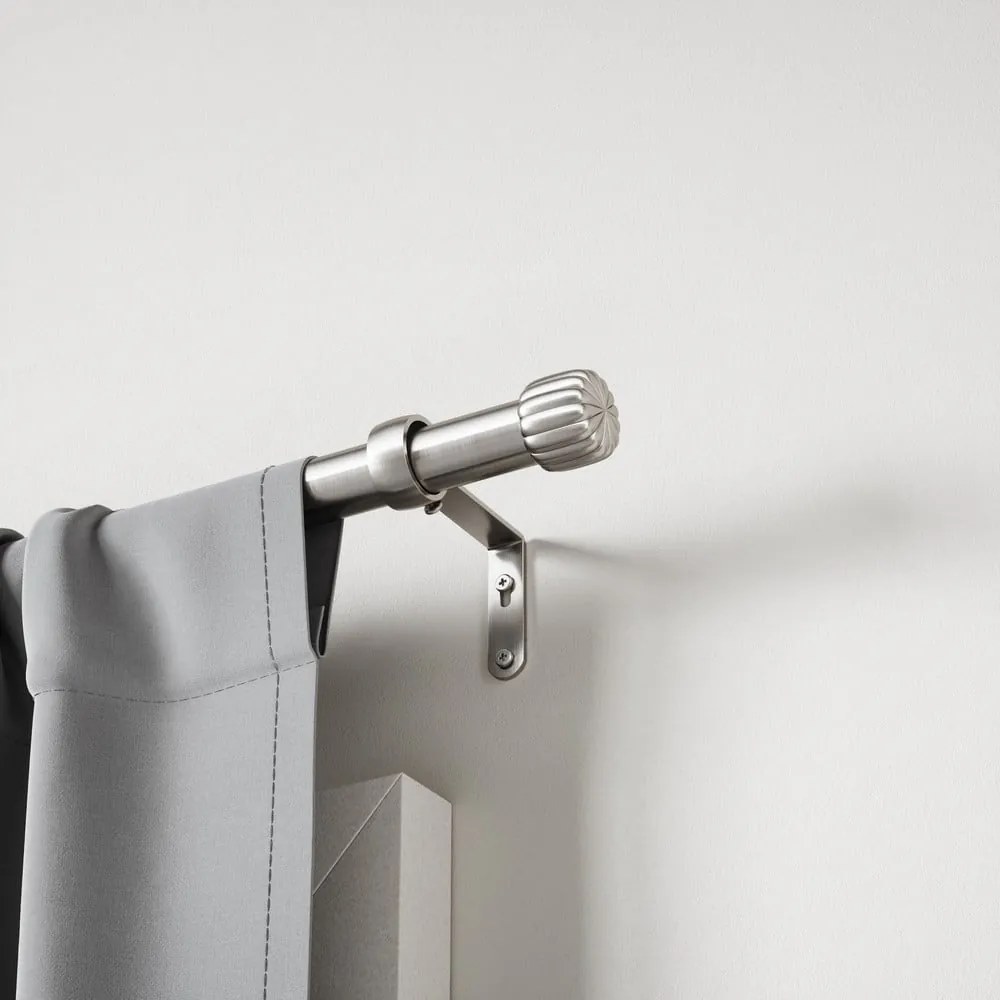 Ezüstszínű acél bővíthető függönykarnis 168 - 305 cm Cleo – Umbra