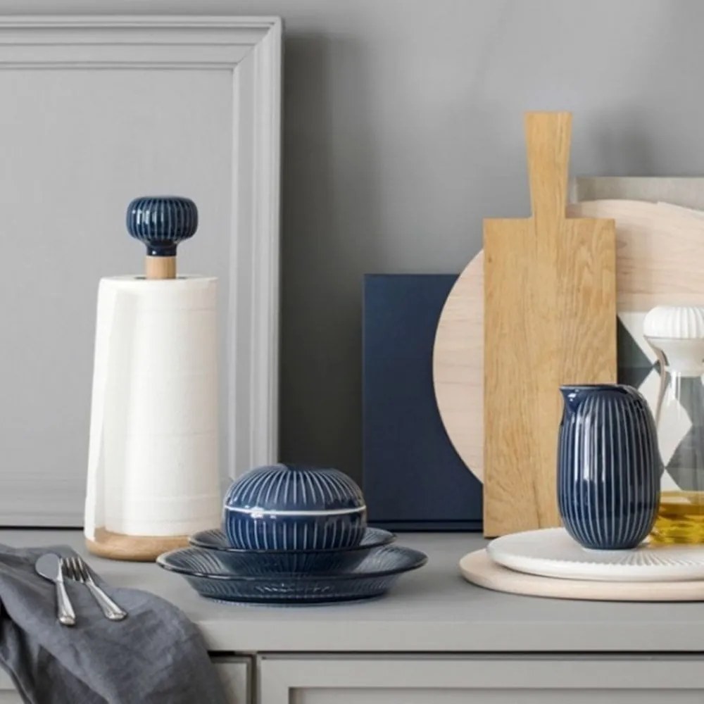 Hammershoi tölgyfa konyhai papírtörlő tartó sötétkék porcelán részletekkel - Kähler Design