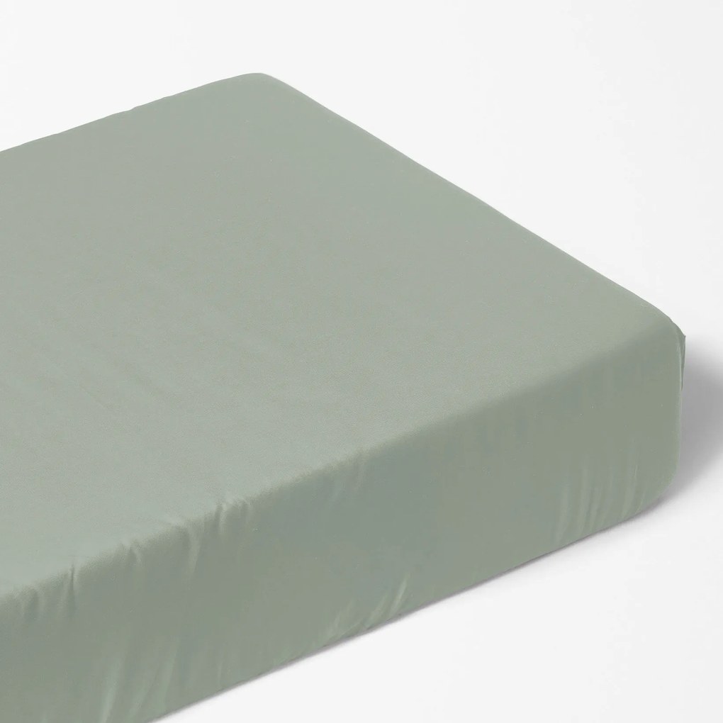 Goldea pamut gumis lepedő - zsálya színű 90 x 200 cm