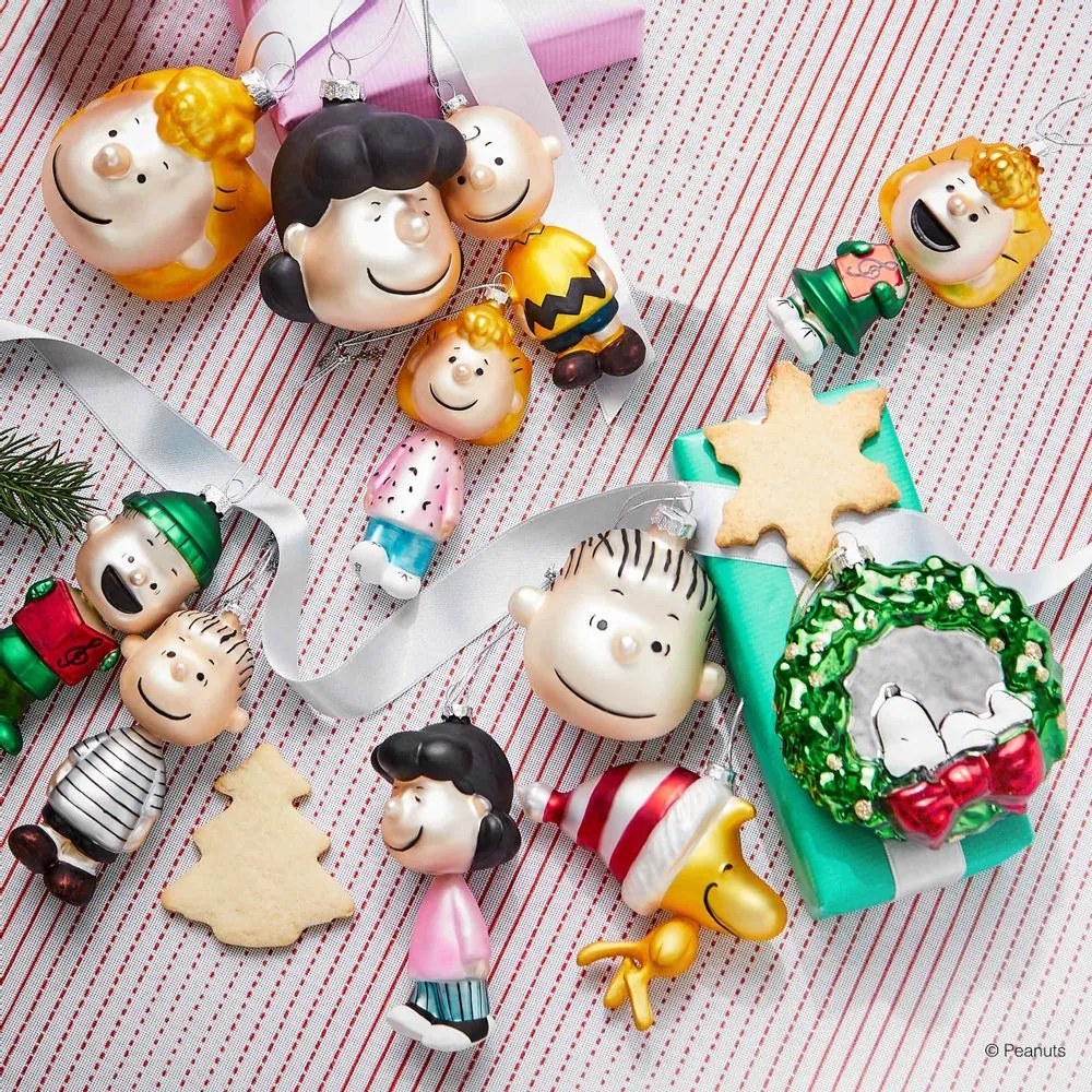 PEANUTS üveg karácsonyfadísz, Snoopy koszorúban, 11  cm