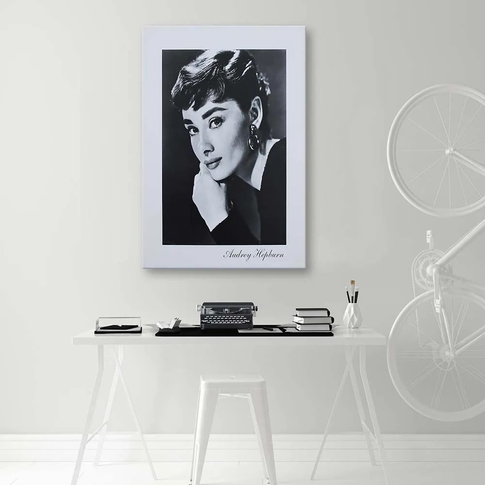 Gario Vászonkép Audrey Hepburn - fekete-fehér portré Méret: 60 x 90 cm