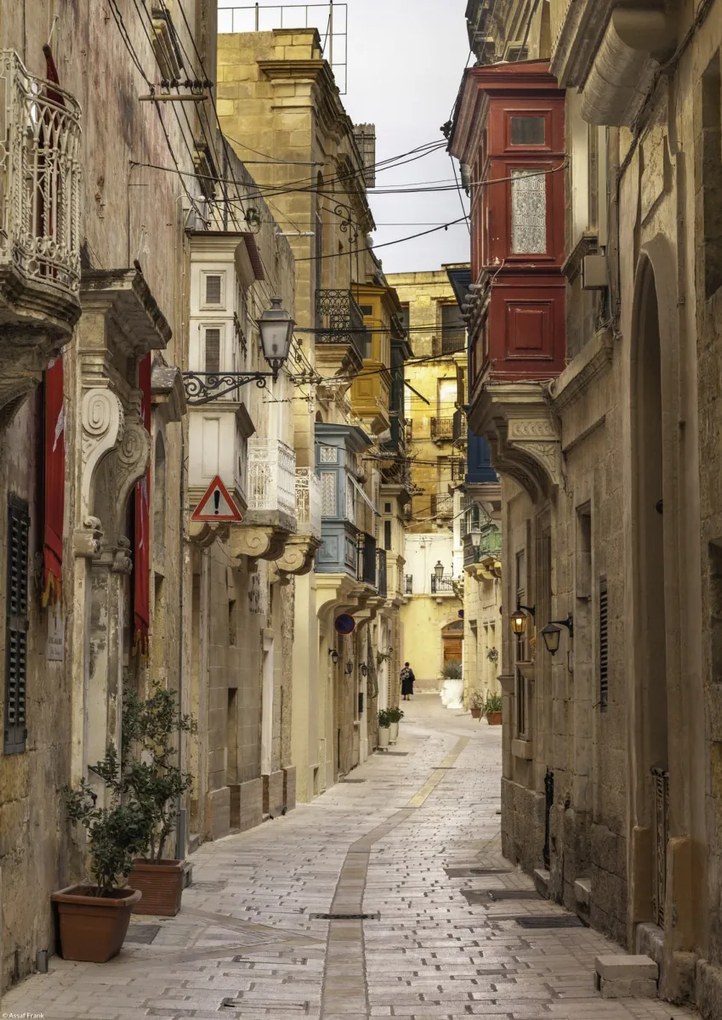 Poszter 29,7x42cm Keskeny utca a hagyományos máltai házak között Birguban