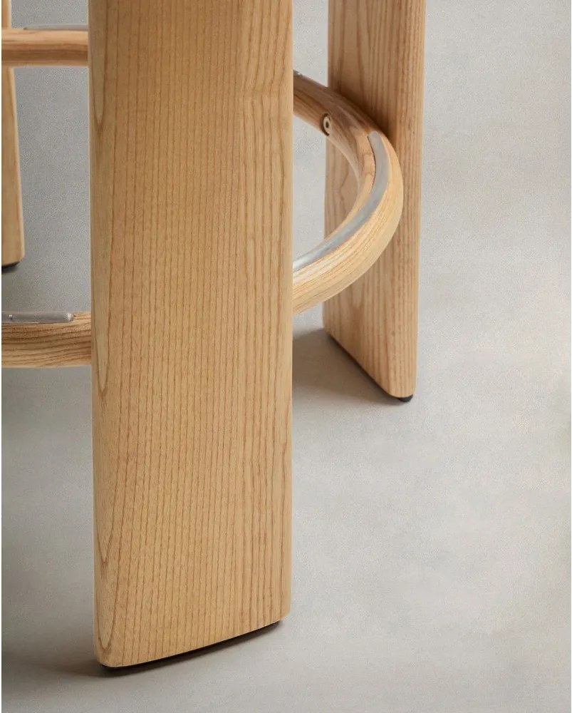 Terrakotta színű-sötét natúr színű kőrisfa bárszék (ülésmagasság 75 cm) Granite – Kave Home