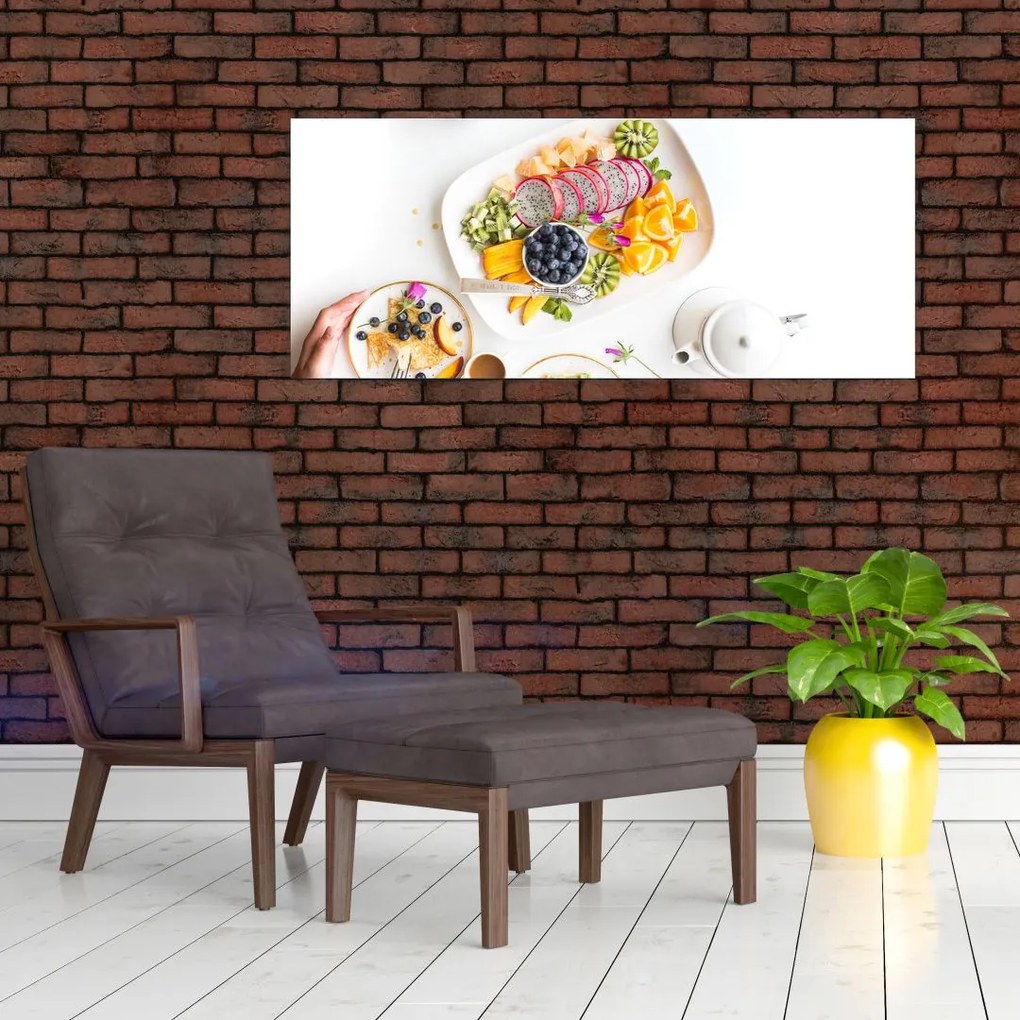 Tányérok gyümölcsökkel az asztalon képe (120x50 cm)