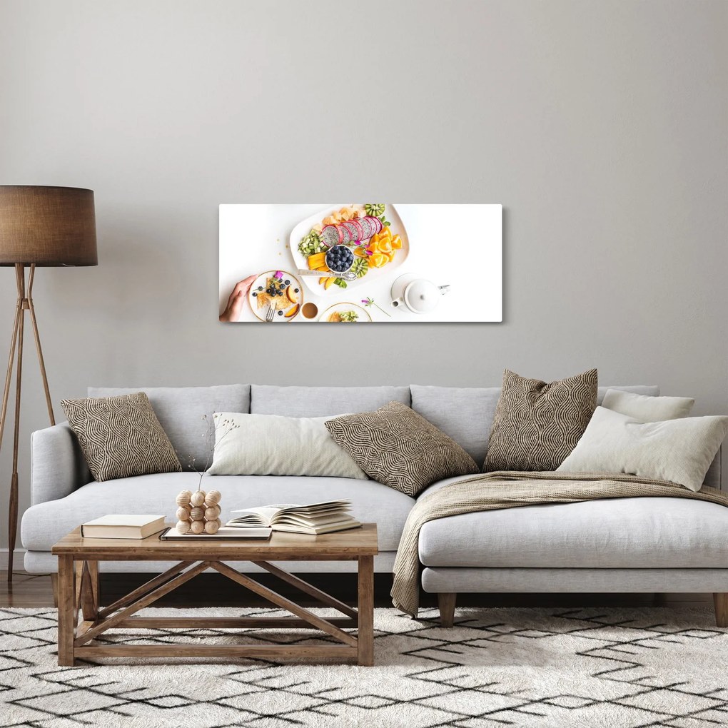 Tányérok gyümölcsökkel az asztalon képe (120x50 cm)