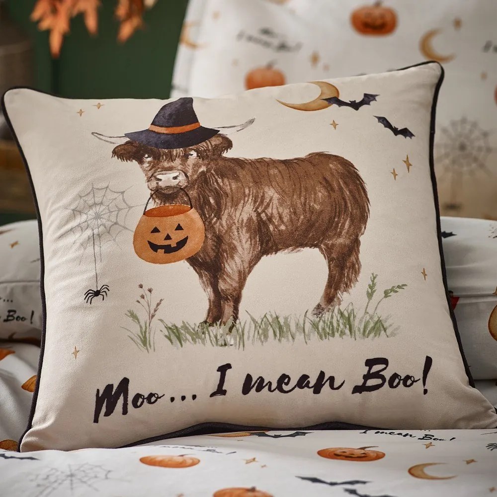 Díszpárna Halloween mintával 45x45 cm Halloween Highland Cow – Catherine Lansfield