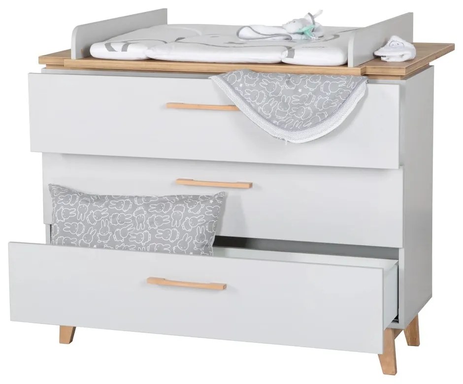 Világosszürke alacsony gyerek komód pelenkázó feltéttel tölgyfa dekorral 117x104 cm Caro – Roba
