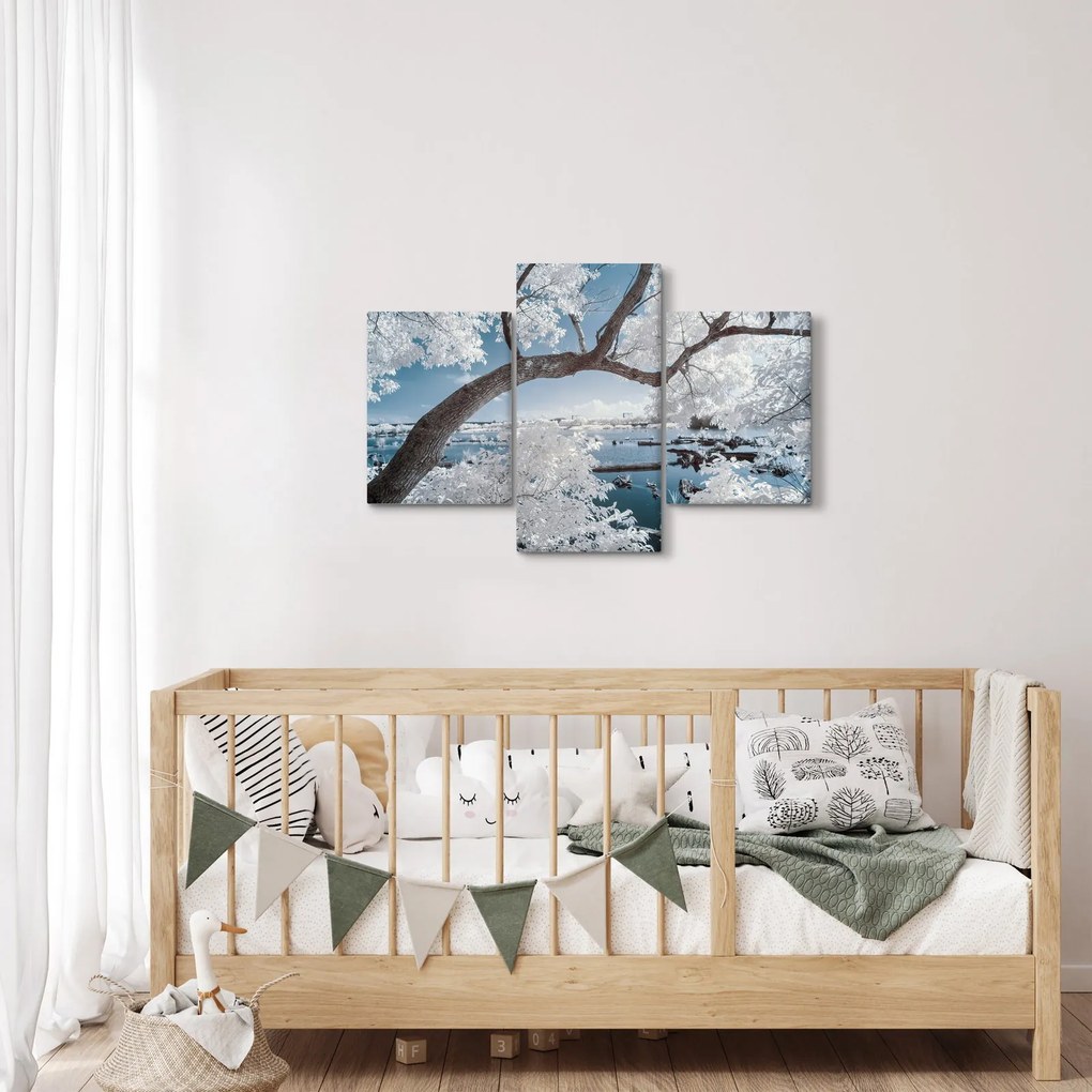 A víz mellett egy havas fa képe (90x60 cm)