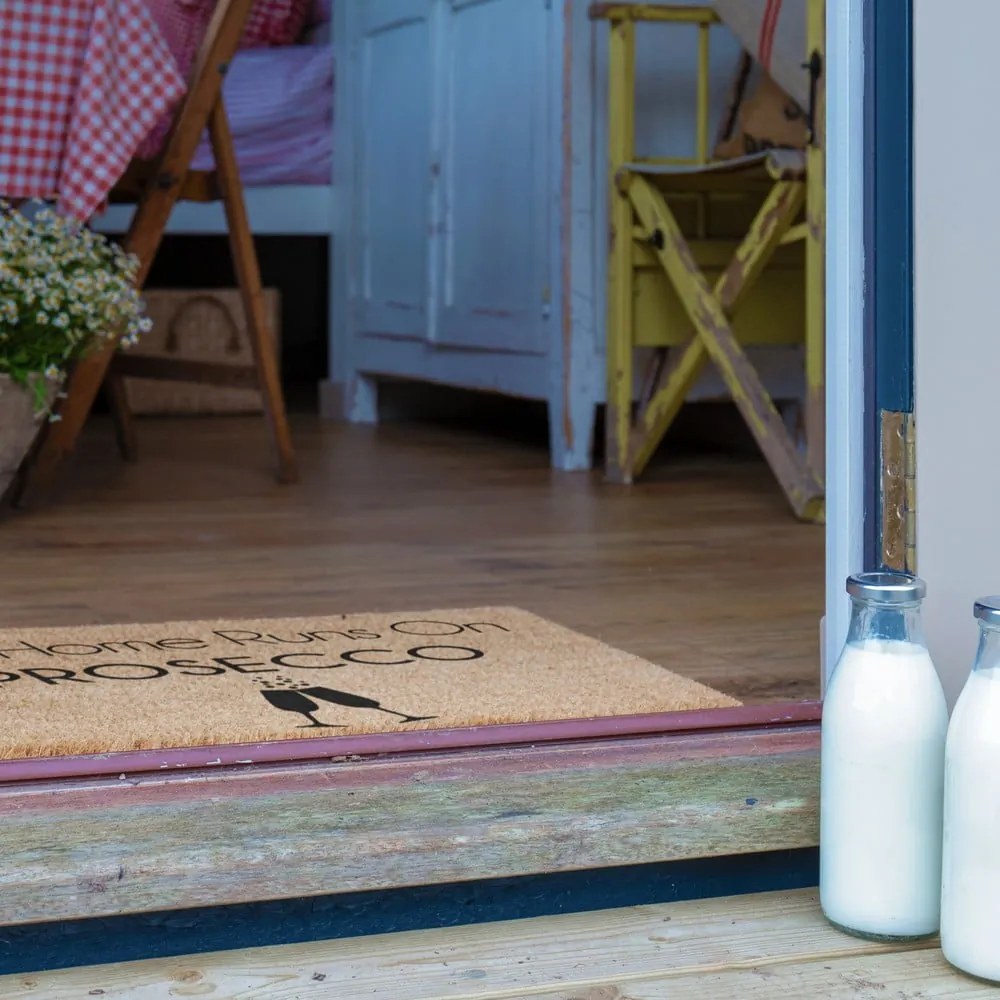 Kókuszrost lábtörlő 40x60 cm This Home Runs On Prosecco – Artsy Doormats