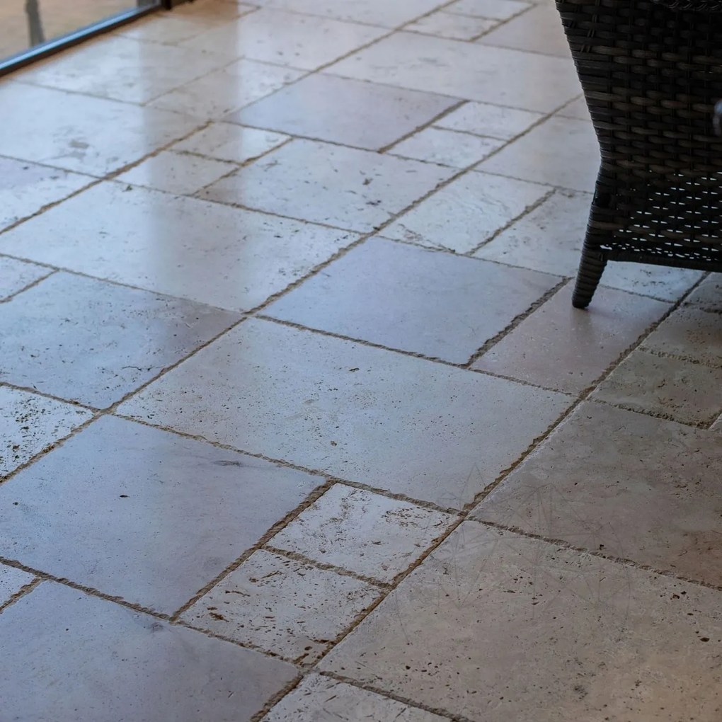 Csempe Travertin Classic Mix kalapált élek római elrendezés