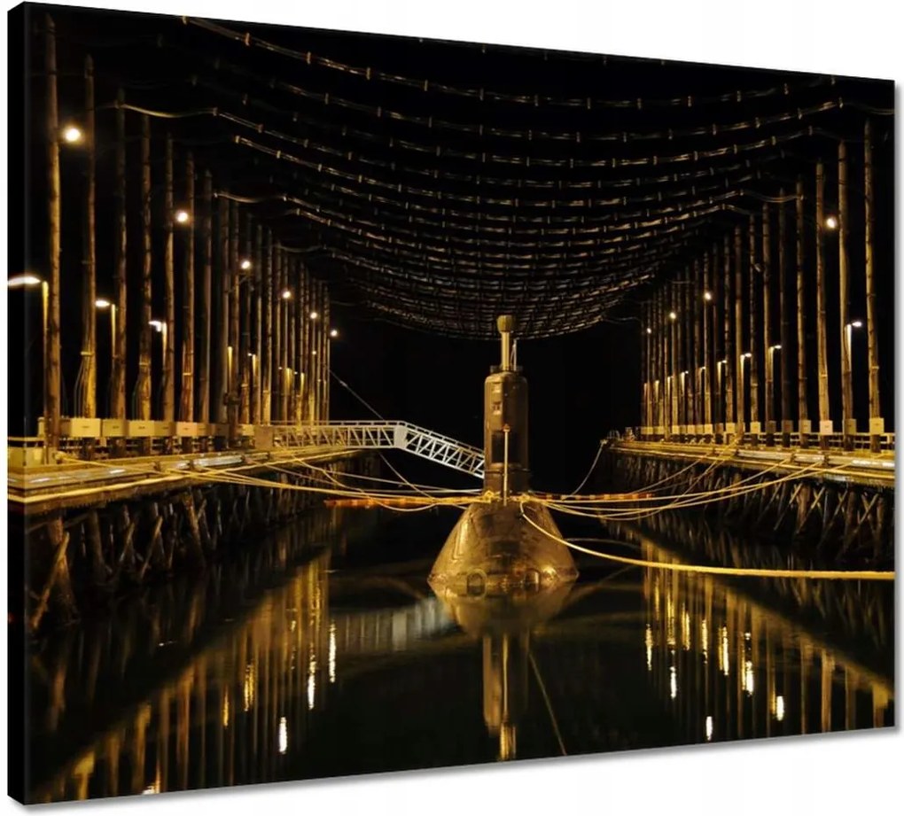 Vászonkép 50x40 Vízalatti hajó az udvaron