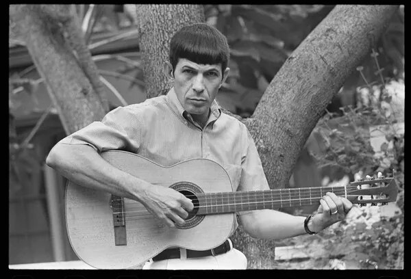 Fotográfia Leonard Nimoy plays guitar, 1966, Suero, Orlando