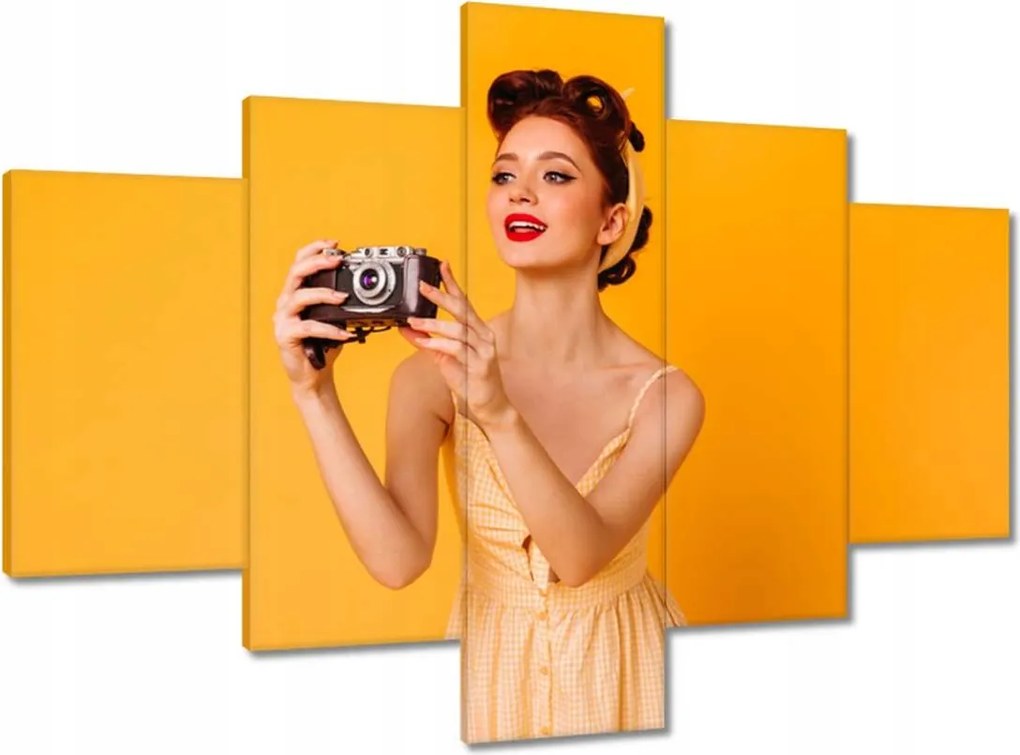 Vászonkép 100x70 Szűz retro fényképezőgéppel