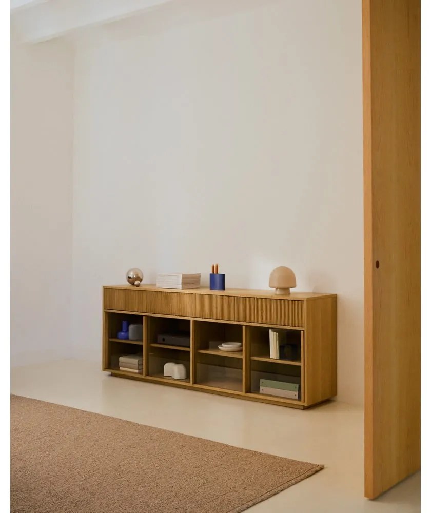 Natúr színű tálalószekrény tolóajtóval tölgyfa dekorral 200x80x40 cm Helvine – Kave Home