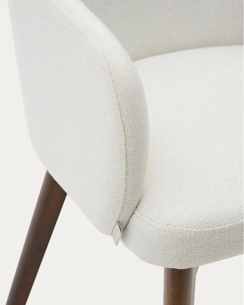 Krémszínű kárpitozott karfás étkezőfotel Nelida – Kave Home