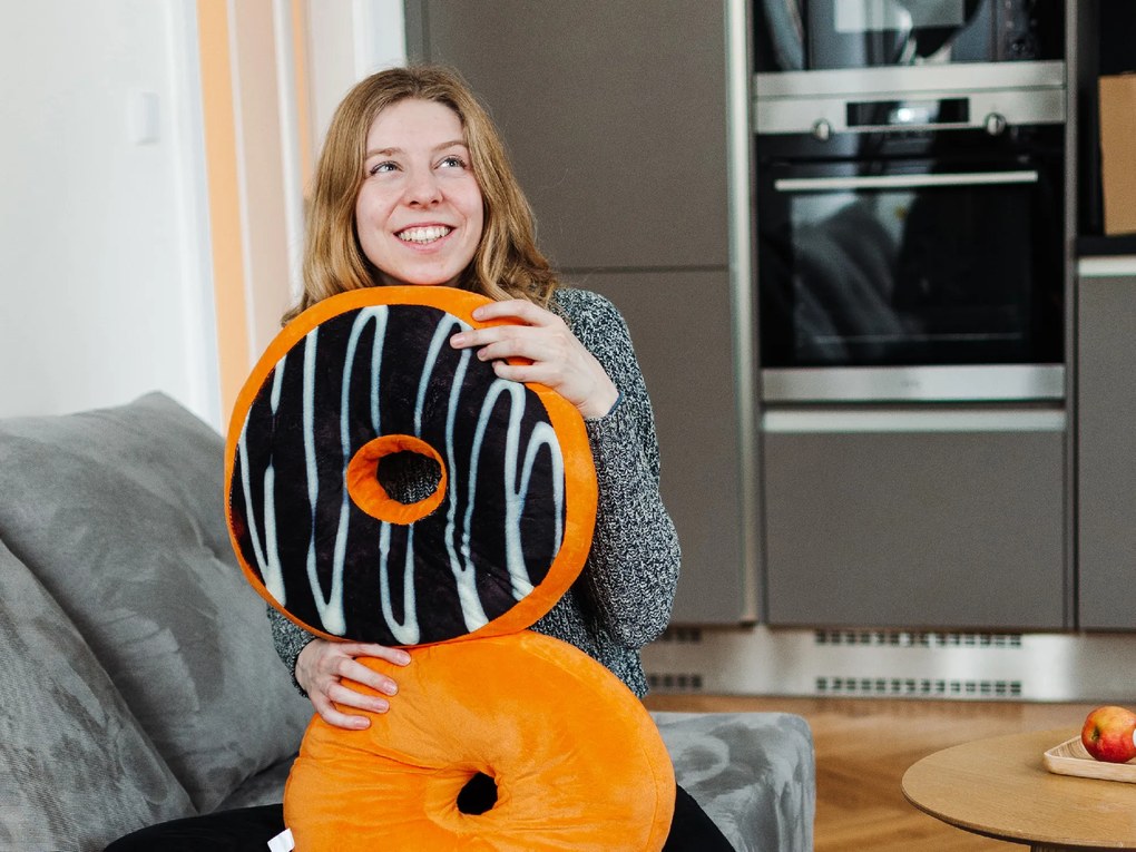 Fánk díszpárna öntettel