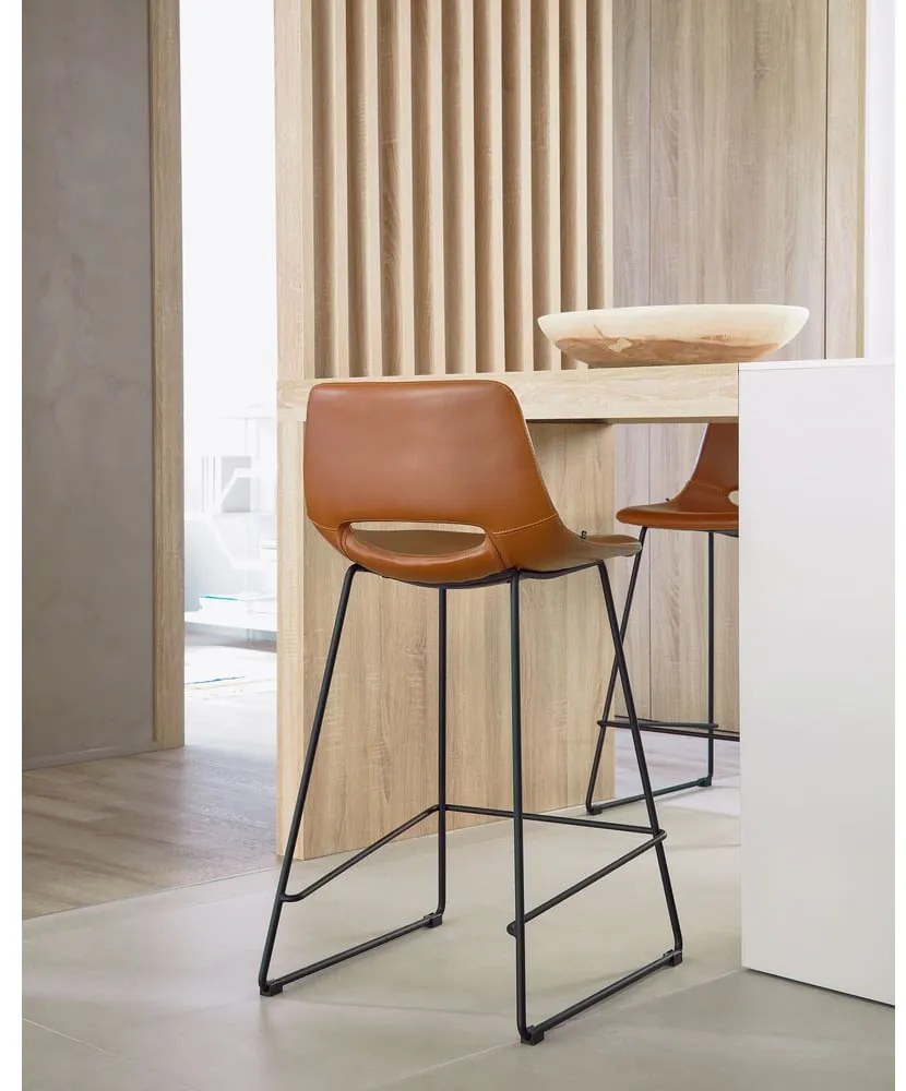 Konyakbarna bőrutánzat bárszék (ülésmagasság 65 cm) Zahara – Kave Home