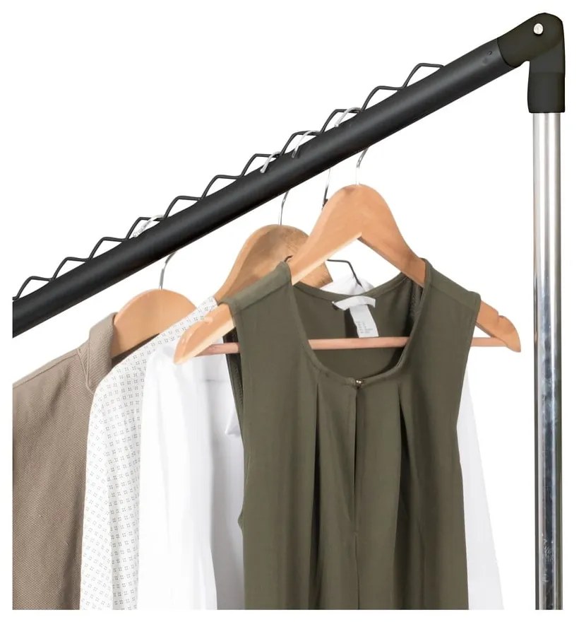 Fekete fém teleszkópos-gurulós ruhatartó állvány Under Stairs – Compactor