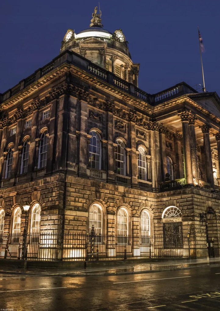 Poszter 29,7x42cm A városháza épülete éjszaka, Assaf Frank