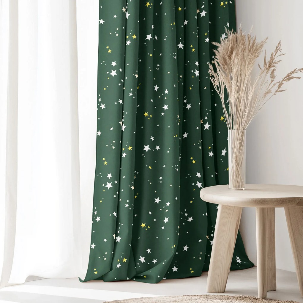 Goldea karácsonyi dekoratív drapéria - csillagok zöld alapon 240x150 cm