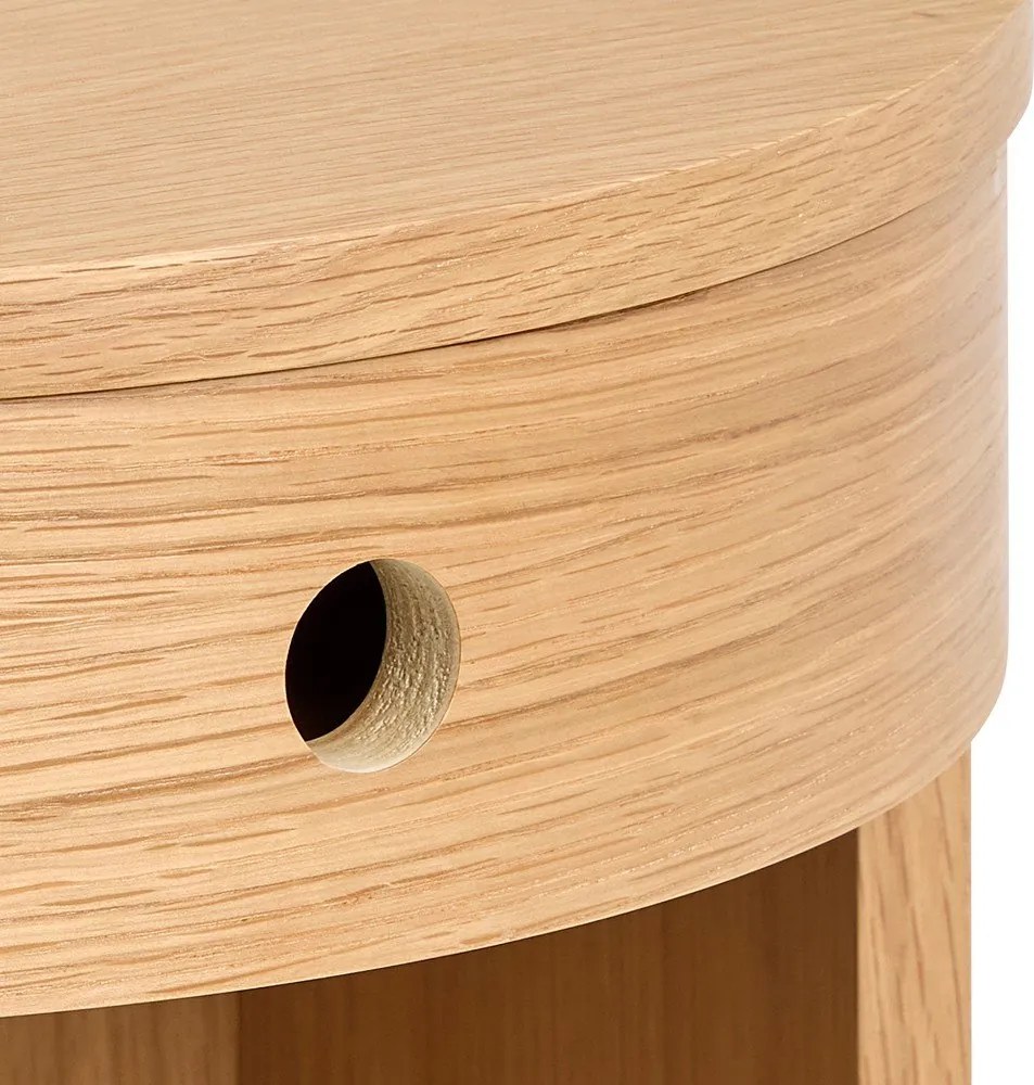 Világos natúr színű éjjeliszekrény tölgyfa dekorral Paron – Actona