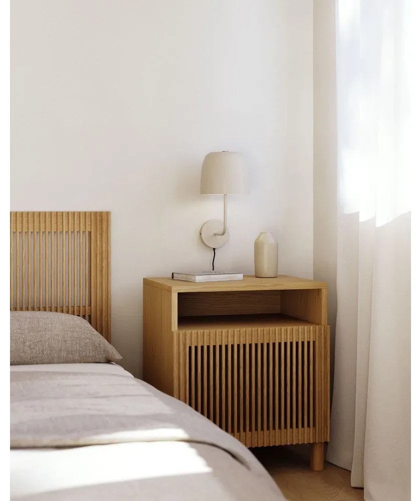 Natúr színű éjjeliszekrény tölgyfa dekorral Beyla – Kave Home