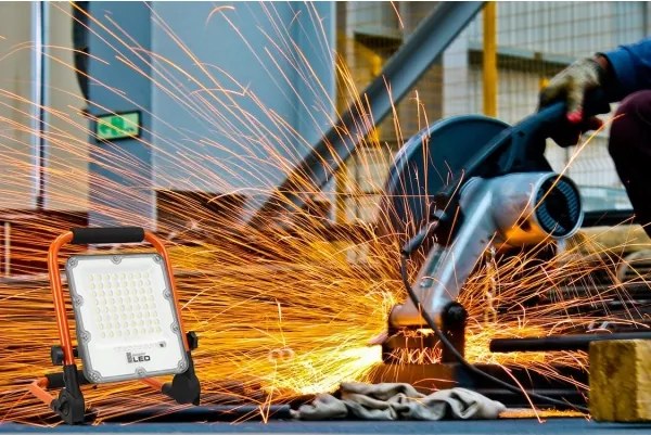 Újratölthető LED reflektor állvánnyal LED/50W/3,2V 4500K 5000 mAh IP65 narancssárga