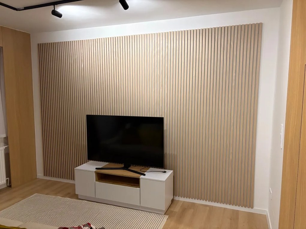 FREJA Hangszigetelő tábla falra 240x60x2,2cm. White Oak- fehér filc hátlappal - Egyedi méretre is levágjuk - K011 White Oak fehér fic hátlappal