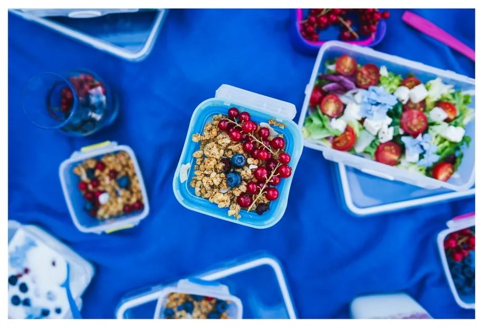 Kétrészes zöld ételes doboz evőeszközökkel, 650 ml + 230 ml - Vialli Design